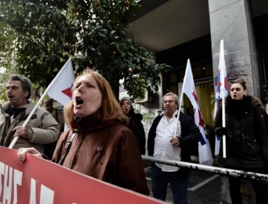 Το ΠΑΜΕ σε συγκέντρωση διαμαρτυρίας μπροστά από το Συμβολαιογραφικό Σύλλογο Αθηνών (φωτό)